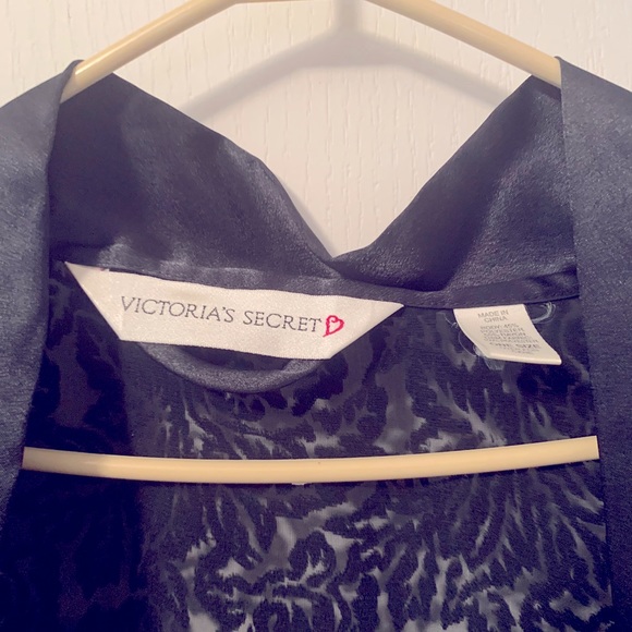 Satin and textured velvet robe - Picture 2 of 7